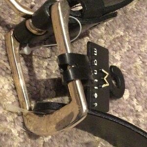 Mantles silver buckle black leather belt in size 32 NWT